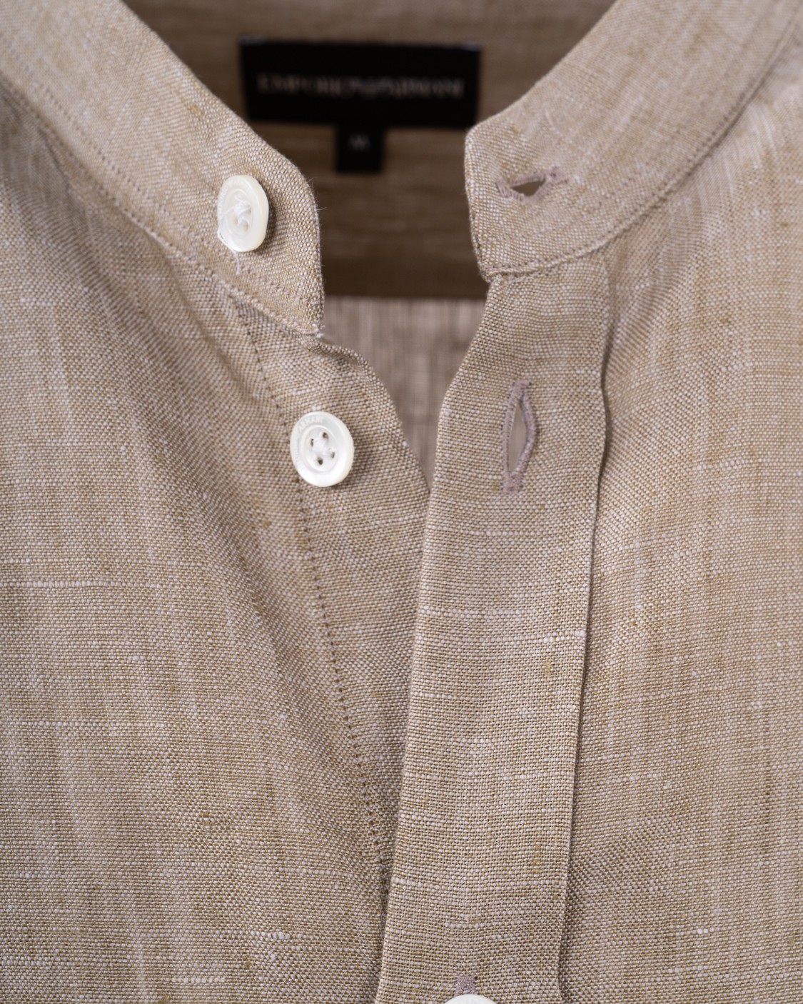 shop EMPORIO ARMANI  Camicia: Emporio Armani camicia collo guru in lino.
Brand logo.
Tinta unita.
Collo guru.
Maniche lunghe.
Polsini con bottoni.
Bottoni.
Chiusura sul fronte.
Composizione: 100% Lino.
Fabbricato in Albania.. 01SMGL 010F9-542 number 793336